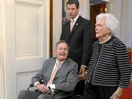 Fotografía de archivo del expresidente de Estados Unidos, George H.W. Bush y la exprimera dama Barbara Bush. 