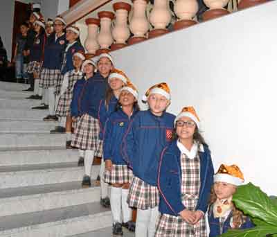 Coros del Semenor y del Colegio San Juan Bautista de la Salle les dieron la bienvenida a los asistentes al concierto.