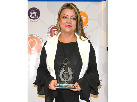 Lina María Arbeláez Rendón, de la Universidad de Manizales, recibió el galardón en la categoría Organización líder regional de a