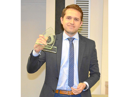Esteban Granada, de Telesalud de la Universidad de Caldas, ganó el premio en la categoría Emprendimiento del año.
