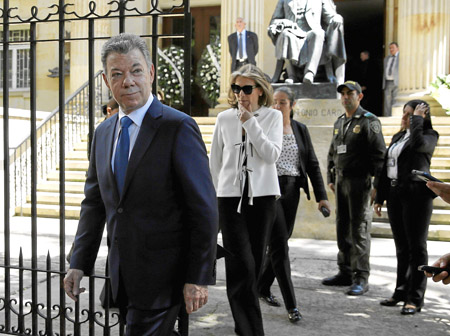 El exmandatario de Colombia Juan Manuel Santos y su esposa, María Clemencia Rodríguez, estuvieron en el funeral. 