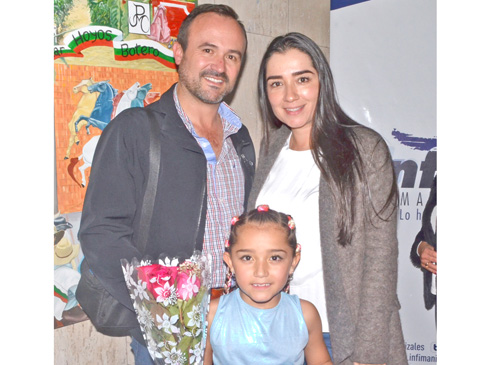 Carlos Valencia Estrada, Cristina Duque Osorio y Paulina Valencia Duque. 