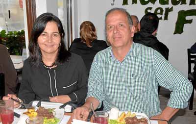 María Isabel Londoño Gómez y Carlos Alberto Estrada Mejía se reunieron en un almuerzo en el restaurante El Petizo Núñez.