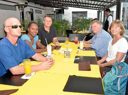 Brandon Rhodes, Nallyre Mima, Kevin Rhodes, Jeff Rhodes y Jane Rhodes estuvieron almorzando en la sede El Cable del Club Manizal