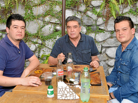 Andrés Quintero Gálvez, Jairo Quintero Henao y Alberto Quintero Cortés se encontraron en el restaurante Asados Chavita.