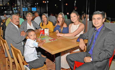 En el restaurante Il Forno se reunieron en una comida: Gerónimo Menjura Vargas, Pablo Menjura Casas, Trinidad Vargas Castañeda, 