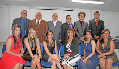 Érika Serna, Estefanía Nieto, Mariana Ceballos, Diana Patricia Castañeda, Carolina López y Viviana Tabares. De pie: Juan Gabriel