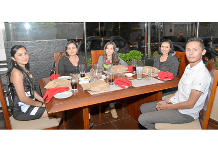 En el restaurante Spago se reunieron en una comida Luisa Fernanda Hernández Cardona, quien se graduó como Técnico Laboral Auxili