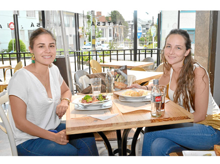 Valentina Vallejo Arango y Laura Barbier Vieira, en el restaurante Artesá.