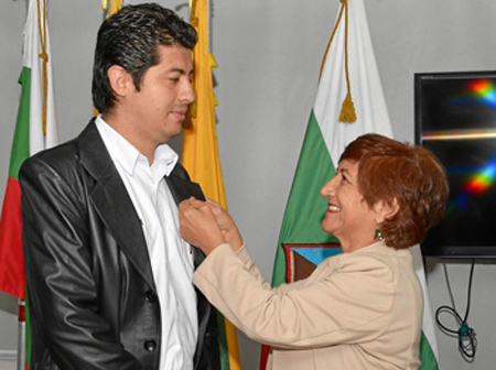 Carlos Arturo Castañeda García recibió el escudo de la SMP como socio del año.