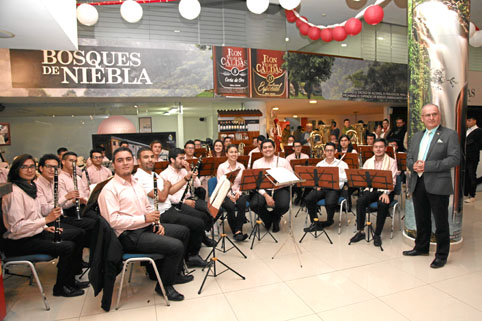 La Banda de Música de Manizales, que dirige Carlos Arturo Marín, ofreció un recital de pasodobles.