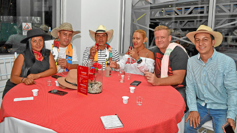 Juliana Flórez Zapata, Gilberto Aguirre Soto, Silvio Zapata Correa, Baronesa Burca, Gert Kwanten y Yheison Guerrero.