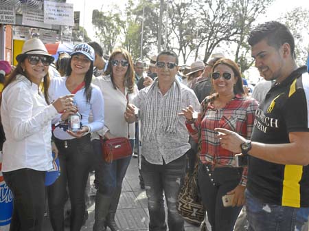 Visitantes de diferentes regiones disfrutan de las tradiciones de la ciudad.