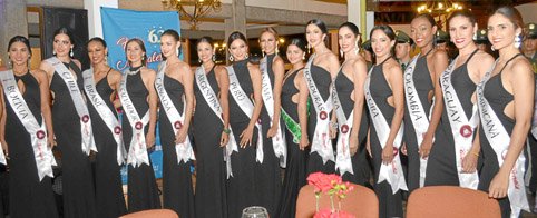 El alcalde de Manizales, José Octavio Cardona, acompaño a las candidatas al 47.º Reinado Internacional del Café.