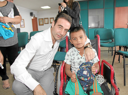 Enrique Ponce y el niño Alexis Guarín. 