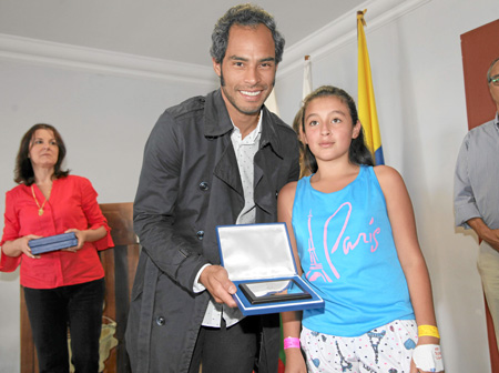 Luis Bolívar aparece junto a una de las niñas pacientes el Hospital Infantil.