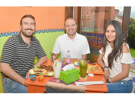 Santiago Robledo Salazar, John Jairo Martínez Quintero y Julieth Morales Rincón almorzaron en el restaurante El D.F. Comida mexi