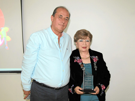 Juan Carlos Gómez Muñoz, gerente de Cormanizales, le entregó a Jenny Stella Romero una placa como reconocimiento al permanente a