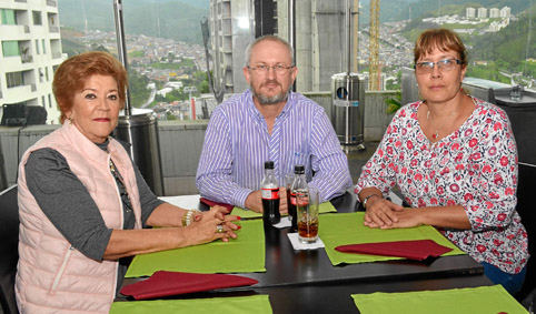 Diana Duque de Ocampo, Carlos Buitrago Duque y Janine Bach Huschlee.