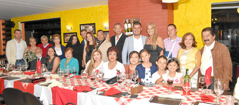 En una comida en el restaurante Palogrande celebraron el grado de Mónica Ramírez Ruiz quien se graduó como Administradora de Neg