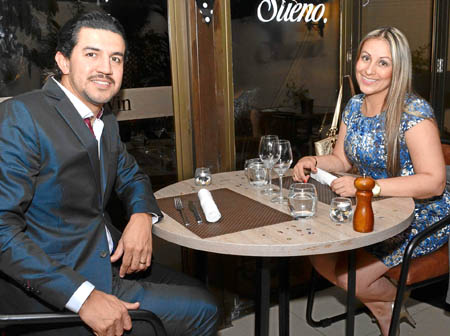 Alexánder Vásquez y Leidy Johanna Arias Serna celebraron en una comida en el restaurante L’Angevin, el grado de él como especial