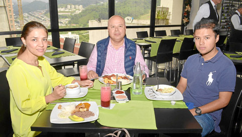 En un almuerzo en la sede El Cable del Club Manizales se reunieron Cielo Martínez Bobadilla, Héctor William Restrepo Osorio y Ni