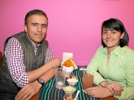 Víctor Hugo Aguirre Rendón y Ángela Gómez Cardona se reunieron en una comida en el restaurante Padrísimo. 