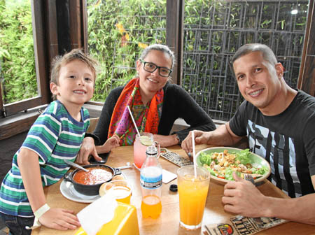 Fotos | Argemiro Idárraga | LA PATRIA Santiago Andrés Ramos, Carolina Puerta y Rómulo Ramos se reunieron en un almuerzo en el re