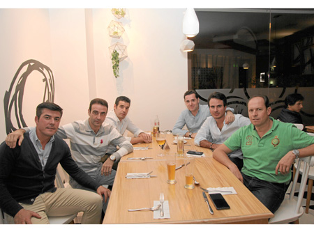 José Palomares, Enrique Ponce, Juan Ruiz, Daniel Rosado, Eduardo Pérez y Mariano de la Viña se reunieron en el restaurante Ednia