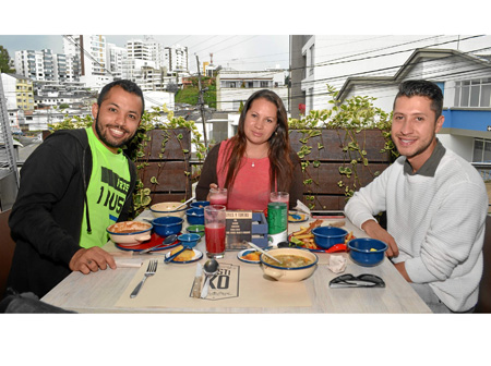 En el restaurante Rústiko se reunieron Ever Campos, Ivón Marín Escobar y Alexánder Novoa Escobar.