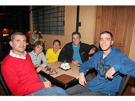 Miguel Hernando Villegas, Simón Villegas, Martín Ramos, Carlos Alberto Cruz y Daniel Cruz se reunieron en el restaurante Don Jua