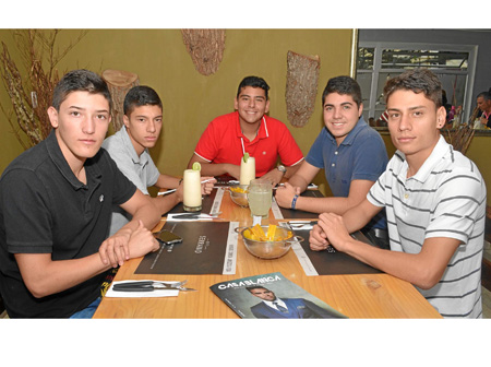En el restaurante Buffalo Serrano se reunieron Simón Londoño Gil, Juan José Gil Naranjo, Ricardo Gil Aponte, Manuel Felipe Gil N