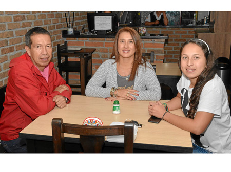 Humberto Valencia Alzate, Nancy Stella García Osorio y Ximena Valencia García se reunieron en una comida en el restaurante Asado
