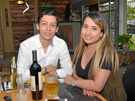Emmanuel Velásquez Grisales y Juanita Martínez celebraron el cumpleaños de él con un almuerzo en el restaurante Buffalo Serrano.