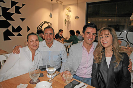 Luz María Calderón, Víctor Eduardo Pérez, Martha Rodríguez y Juan Pérez se reunieron en una comida.