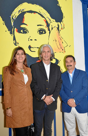 Claudia Giraldo Giraldo; Luis Fernando Echeverri, artista, y Luis Fernando Benjumea Echeverri, director de la Casa de la Cultura