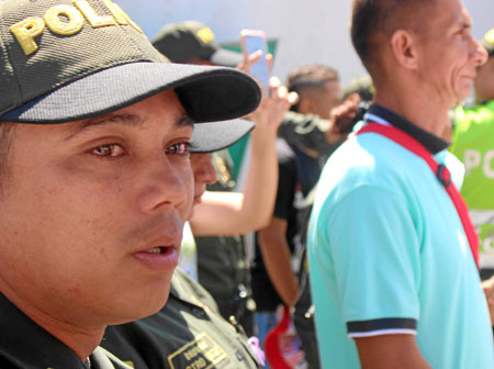 Un policía llora durante una oración en honor a los agentes caídos en la Estación de Policía San José. 