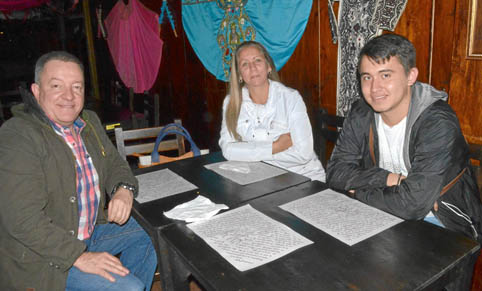 En el restaurante Un Lugar de la Mancha se reunieron Óscar Hernán Giraldo Osorio, Luz Dary Pineda Gaviria y Juan Sebastián Tabar