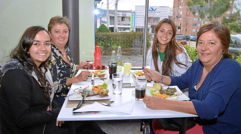 Laura Villegas Llano, Cristina Llano Villegas, Irene Villegas Llano y Luz Helena Llano Villegas se reunieron en un almuerzo en e