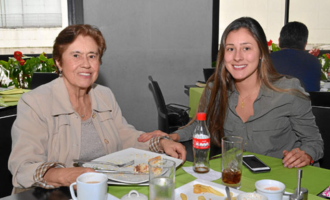 En la sede El Cable del Club Manizales se reunieron en un almuerzo Martha de Pinzón y Manuela Díazgranados Pinzón.