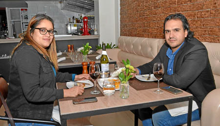 Se reunieron en una comida Mónica Arenas Cardona y Óskar Fisco Ovalle.