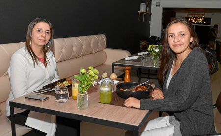 María Camila Villada Moreno y Juliana Chauvín Moreno celebraron sus cumpleaños en una comida.