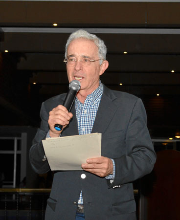 El senador Álvaro Uribe Vélez durante su intervención ante el público.
