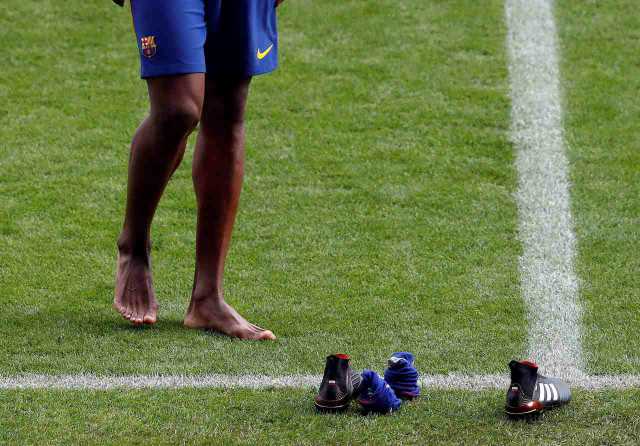No faltó su ritual: pisar la grama del Camp Nou descalzo.