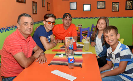 Jaime Alonso Arbeláez Bernal, Santiago Rojas Gómez, Darío Gómez Londoño, Sofía Arbeláez Ramírez y Simón Arbeláez Ramírez se reun