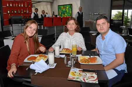Luisa María Correa Ramírez, Lucena Ramírez Duque y Daniel Correa Ramírez se reunieron en un almuerzo en el Club Manizales.