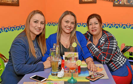 Para celebrar el cumpleaños de Paula Herrera Cardona (centro), Gloria Zapata Murcia y Clemencia Agudelo Gómez ofrecieron una com