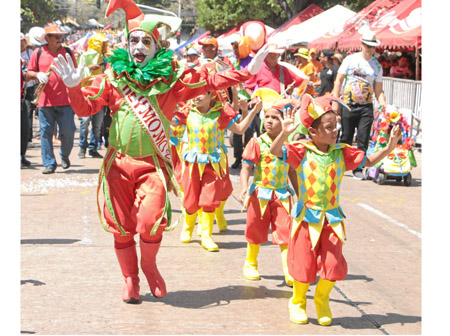 Alrededor de 6 mil menores desfilaron en el Carnaval de los Niños. 