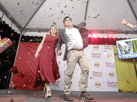 El candidato presidencial por el Partido Acción Ciudadana, Carlos Alvarado, acompañado de su esposa Claudia Dobles, celebra con 