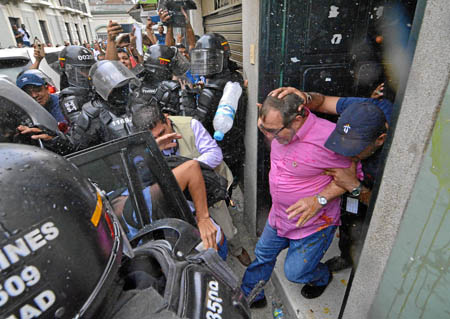 Huevos, piedras y tomates impactaron en el cuerpo de Rodrigo Londoño durante su controversial visita ayer al Valle del Cauca. 